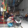 Ilmu yang diajarkan Lengkap Berawal dari dibiayai untuk ikut kursus otomotif, dari yang awalnya tidak tahu apa-apa tentang otomotif sampai akhirnya bisa menguasai servis dan perawatan sepeda motor. sekarang saya dipercaya mengelola bengkel sendiri dan sudah membuka cabang dibeberapa tempat. — Nurfa & Makmun, Pengelola Bengkel FIT MOTOR